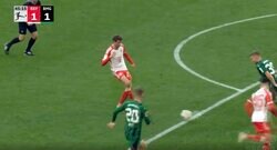 「変態パス！」「エグすぎる」 天才的ターン→神スルーパスを炸裂した瞬間　バイエルンFWのレベルが違うスーパーアシストに相手DF陣が動けず…