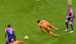 「汚ねえ！」「鬼畜すぎだろ」あれぐらいでファウルかよ？ 背後から容赦ない“危険タックル”を炸裂した瞬間　 復活した“ドイツ代表の皇帝”が百戦錬磨のダーティープレー