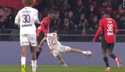 「速すぎだろ！」 中村敬斗、胸トラップ→倒れながら“秒”でボレーシュート炸裂「見えねええ！」 ニアを打ち抜く“爆速フィニッシュワーク”