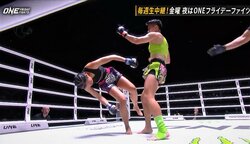 戦慄のワンパンKO、女子ムエタイ衝撃ラストに騒然 「この階級でこれは凄い」「一発で仕留めた」放送席も驚き