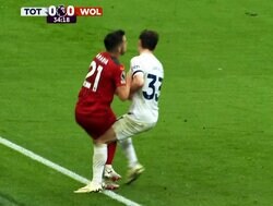 「事故レベル」「やりすぎやろ！」超危険な“極悪レイト体当たり”に批判殺到…トッテナムDFに膝で激しく腿裏を削られたウルブスFWは悶絶「荒すぎる」