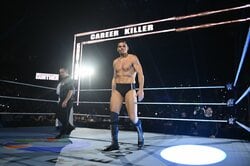 「石田純一ばりの…」米プロレス界で“最も危険な男”、まさかのファッションで登場「ショッピングモールにいるお父さん」大喜利状態に