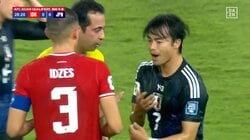 おかしいだろ！「相手からぶつかってきた」三笘薫へのイエローカードが物議「これで妨害？」「自爆やん」