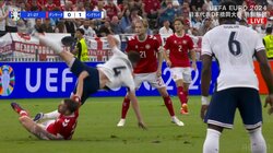 ｢あぶねえだろ！｣ゆるすぎる芝に滑ってスライディングが足首直撃→足を払われ空中大回転 大怪我一歩手前の激しいデュエルの瞬間「怪我は怖いからやめて」「芝がやばいんだよ」