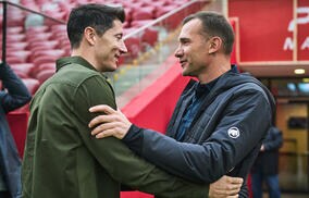 「W杯に持っていく」シェフチェンコから託されたウクライナカラーのアームバンドをレヴァンドフスキが着用「誇りに思う」