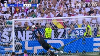 「バケモン」38歳・ノイアーが“GK世代交代論”にNO！強烈FKを大胆横っ飛びでライン際奇跡のパンチング＆こぼれ球も足1本で完璧処理の超絶ビッグセーブの瞬間「未だ鉄壁やな」