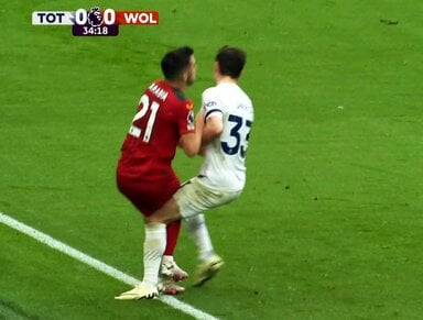 「事故レベル」「やりすぎやろ！」超危険な“極悪レイト体当たり”に批判殺到…トッテナムDFに膝で激しく腿裏を削られたウルブスFWは悶絶「荒すぎる」