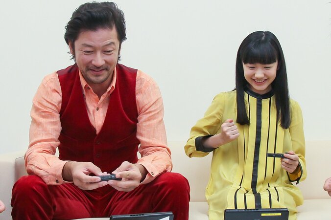 浅野忠信、役者人生初の“ピカチュウメイク” 披露に芦田愛菜も困惑!? 3枚目