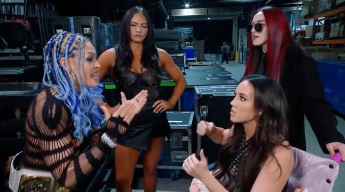 ジュリア（写真左）