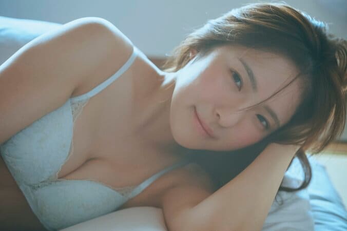 NGT48・大塚七海、“寝起き”感あるナチュラルカットにビキニ＆ランジェリーショットも 1st写真集から先行カット第2弾 3枚目