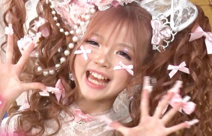 【写真・画像】香取慎吾、小学生姫ギャル（10）のイケメン父＆美人ママが写る家族写真に衝撃「この中で生活してるの？」　1枚目