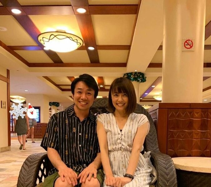 小林麻耶さんの夫・國光吟さん、夫婦でお揃いコーデショットを公開「とってもお似合い」「笑顔が素敵」の声 1枚目