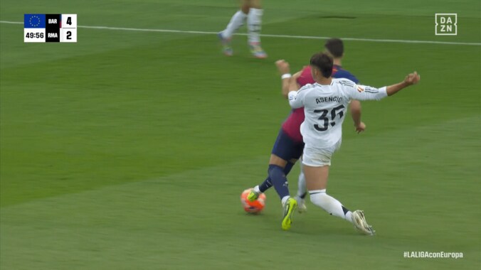 「レッドカードだろ！」「普通に暴力…」マドリードDFの“超危険タックル”にバルサ主将が激怒「荒いだけ」「アフターで蹴った」クラシコで一触即発→SNSも大荒れ 4枚目