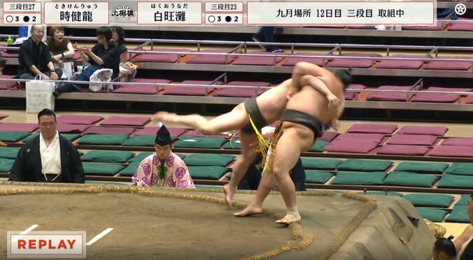 【写真・画像】「大丈夫か?」力士に“異変”…幕内の取組で予期せぬ事態「負けた瞬間に…」「歩くのも辛そう」ファン・実況アナも心配 1枚目