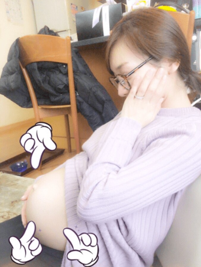 加護亜依、大きなお腹の出べそ妊婦姿を披露 1枚目