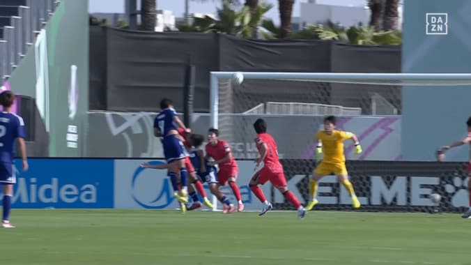 豪快！日本代表DF、韓国MFを吹っ飛ばす“異次元ヘッド”炸裂「よく競り勝った」「ヤバすぎる」永野修都の決勝点演出にファン歓喜【U23アジアカップ】 3枚目