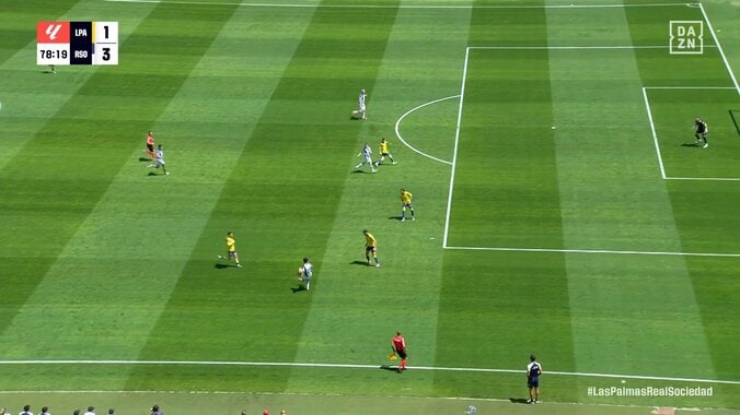 三笘かよ！久保建英、3方包囲網を抜け出す縦ポンからの30m超爆速ランニングで圧巻縦突破「1人でぶち抜いた」「局面を打開できるちからがえぐい」 3枚目