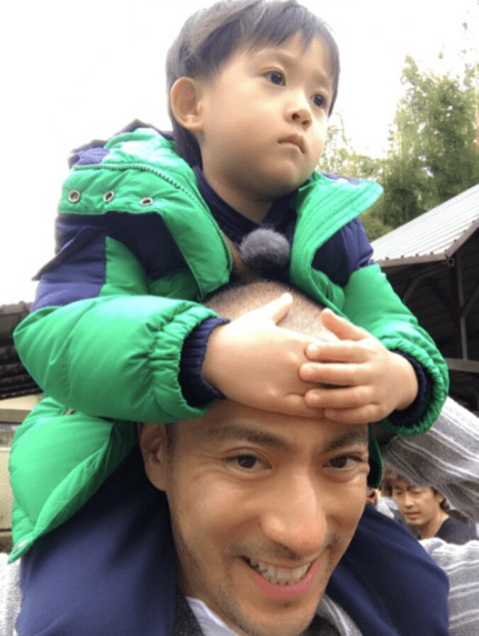 海老蔵、長男・勸玄を肩車し動物園へ　親子でバラエティ番組に出演 1枚目