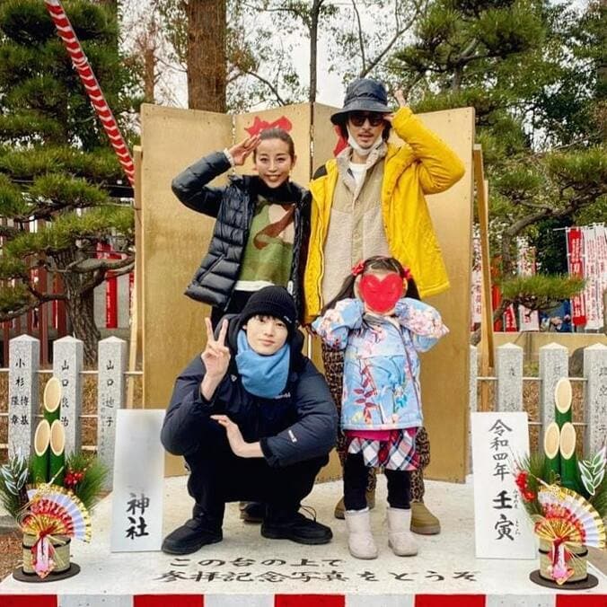  PINKY、神社で夫・窪塚洋介らとの家族ショットを公開「素晴らしい一年になりますように」  1枚目