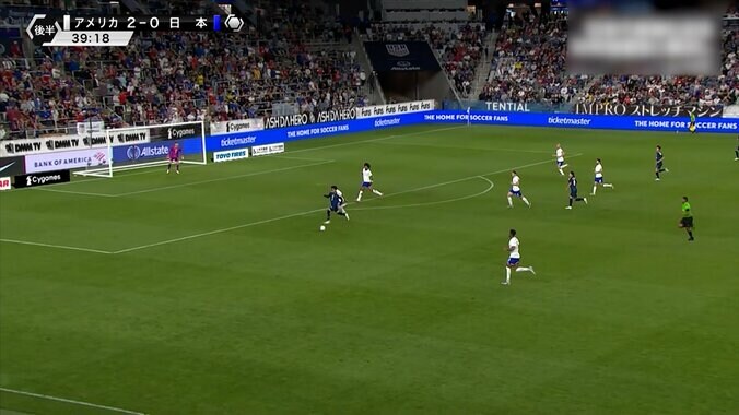 「三笘だけは別格」三笘薫、急加速の縦突破→ノールックのクロスで好機演出「あの体勢から上げ切るのすごい」ファンが沸いた瞬間 4枚目