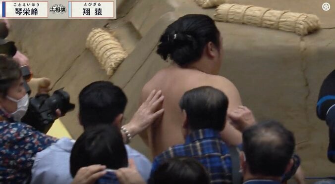 【写真・画像】「何してくれてんだ」鉄人・玉鷲が突っ込んだのに…獅司の“変化”に賛否 「反則ではないんですけど…」境川親方も敢えて苦言　1枚目