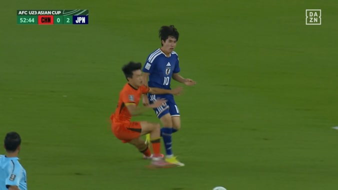 「かなりダーティー」日本代表10番、中国DFの“超危険アフタータックル”で両足を挟まれる…「ありえんやろ」「削られてる」ノーファウル判定も物議【U23アジアカップ】 3枚目