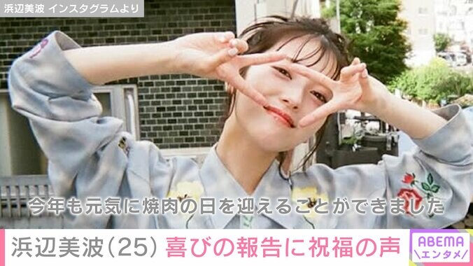 顔の前でピースをする浜辺美波