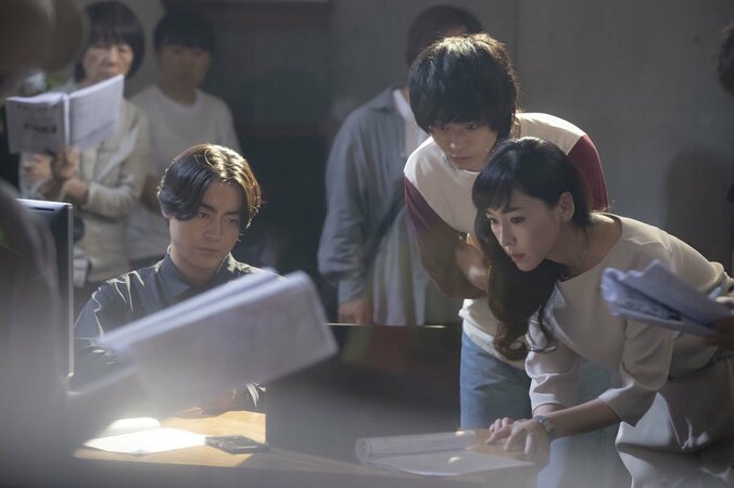 麻生久美子、出演ドラマ『dele』に子どもが興味津々「事件とか大好きなんですよ」 4枚目