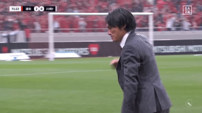 「カオスの浦和を1日で勝てるチームに」田中達也“暫定監督”が神采配→胸熱ガッツポーズ！「名将爆誕の瞬間」「スーツ姿が新鮮」ファン歓喜 4枚目