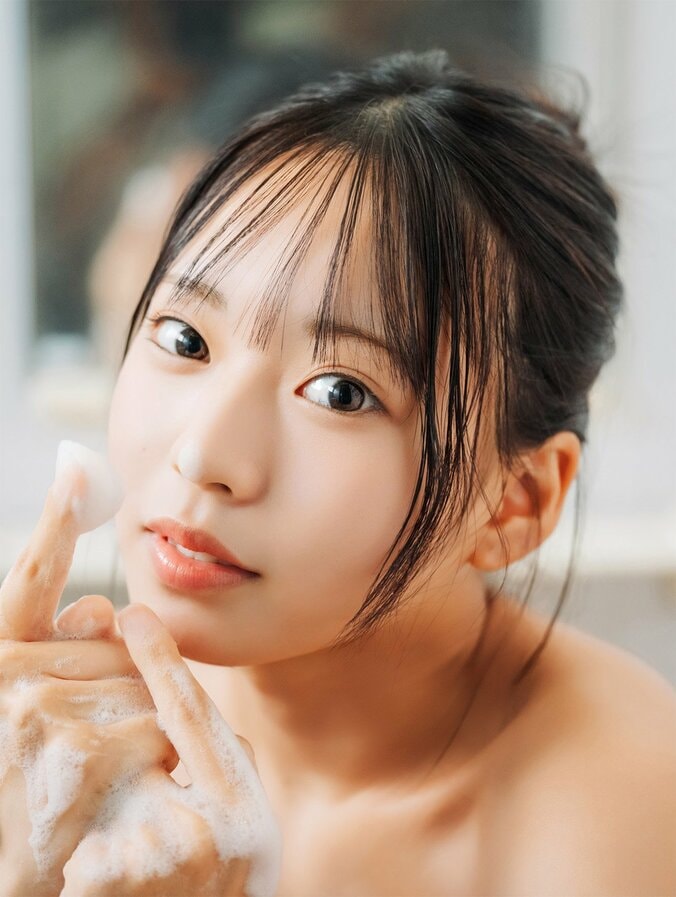 グラビア界期待の新星・奥村桃夏、“神ってる”魅力満載のデジタル写真集が11月27日リリース 4枚目