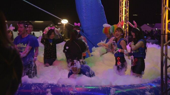テンション高すぎる「パリピ」女子が踊り、走り、泡まみれ 1枚目