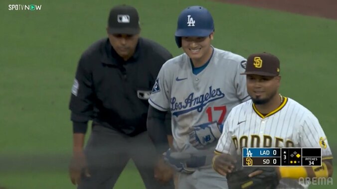 【写真・画像】『持ってないよね！？』牽制球に“キョロ谷”化した大谷翔平がかわいい「わろてるアラエス」「翔平と仲いい」　2枚目