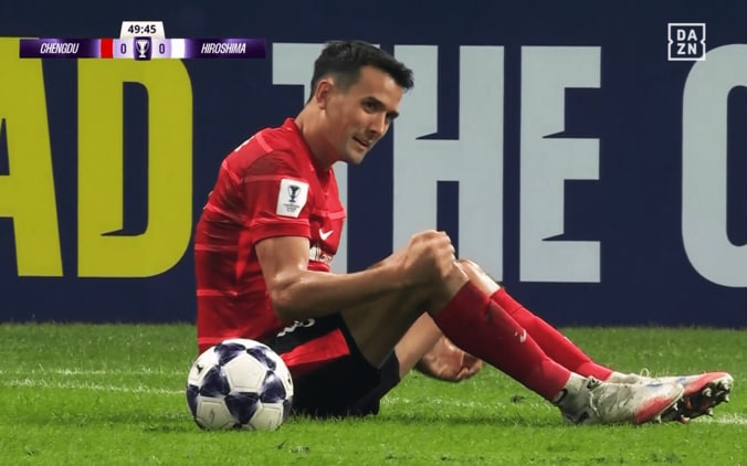 PK獲得のティム・チョウは笑顔でガッツポーズ