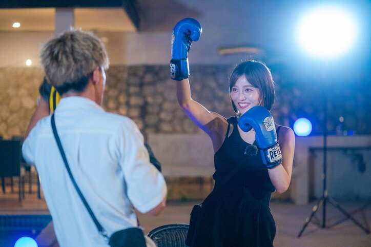 美人すぎるピラティス講師を夜のプールでギュッとハグ イケメンボクサーの勝負デート