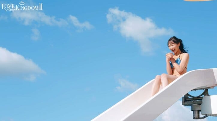 【写真・画像】9頭身レースクイーン、大胆ビキニ姿で滑り台！ハイスペイケメンたちの元へ飛び込む様子に「なにこれ!?」「これは最高」の声　3枚目