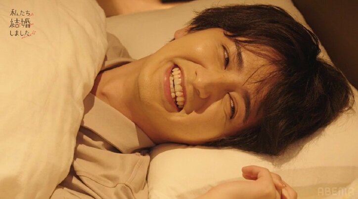 瀬戸利樹＆紺野彩夏、夫婦になって初めての夜、小さなベッドで見つめ合い手を繋いで…『私たち結婚しました4』第2話