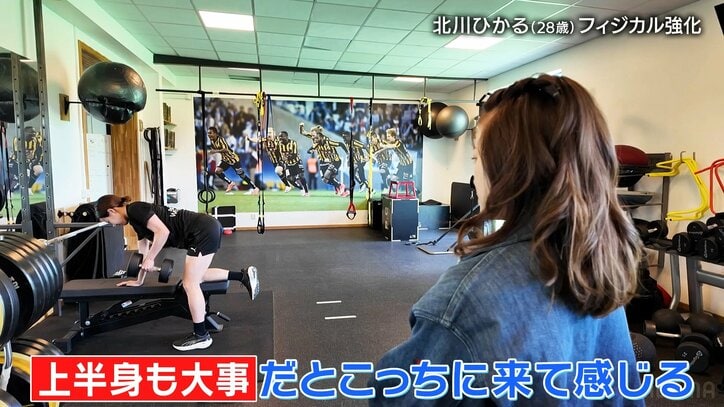 筋トレ中の北川＆見守る中川キャスター