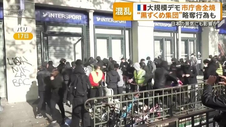 商品とみられるものを次々と持ち去る黒ずくめ集団