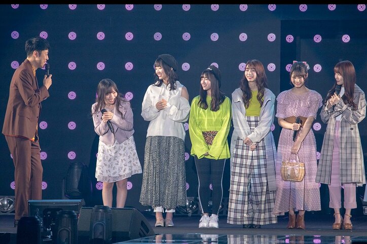 日向坂46が平成最後の『TGC』で3曲ミニライブ、濱岸ひよりが初ランウェイで笑顔を見せる