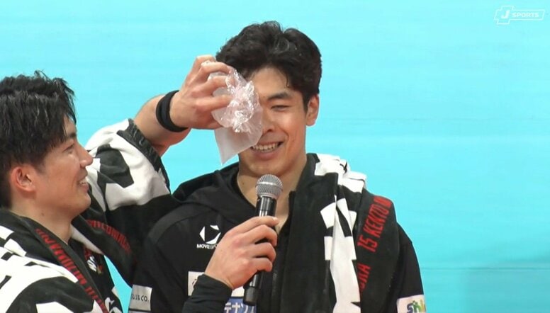 強烈スパイクが顔面直撃「ちょっと目が腫れてますけど…」男子バレー日本代表が“痛々しい姿”でファンの前に登場 後輩にいじられる珍光景も