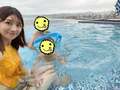  小倉優子、息子達とプールを満喫する自身の水着姿を公開「母にも付き合ってもらっています」 