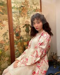 「可愛すぎる」「リアルお人形さん!!!」島崎遥香のレトロヨーロッパファッションに絶賛の声