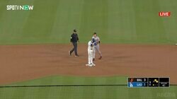 「ショウヘイには脱帽だ」愛犬と始球式→ホームラン→弾丸ヒット…躍動する大谷翔平に同僚が思わず“最敬礼”した瞬間