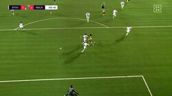 驚異のビタ止め！小川諒也の絶妙クロス→伊藤涼太郎が“神トラップ” 日本人コンビの超絶連携にスタジアム沸騰