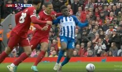 「誤審だろ！」因縁の審判がミスジャッジか？… スタジアムは騙された！よく見たら… 首に手をかけて吹っ飛ばす“悪質ファウル”が炸裂していた瞬間