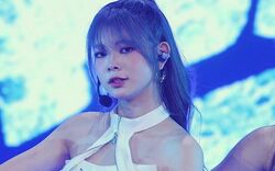 リハ中に倒れるも…「美人」と話題の日本人練習生、本番ステージで圧倒的カリスマ性発揮！NCTテンとコラボ、妖艶パフォーマンスに会場から大きな歓声