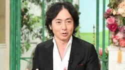 秋川雅史、彫刻の作業場と化した自宅リビングを公開「家族がその辺にいるところで彫ってる」