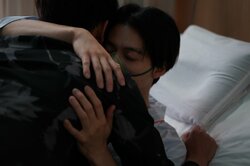 『酒癖50』小出恵介と小池徹平の互いの友情を確かめ合う熱いハグに反響「まさにごくせん」「これは泣ける…」