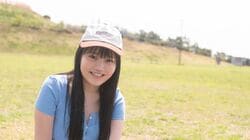 “謎の新人女子高生”としてグラビアデビュー 鈴原すず、デジタル写真集発売記念の誌面カット公開