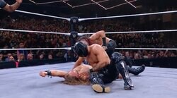 失敗した？ “世界最高峰タッグ”がまさかの誤爆…「高すぎる」ミサイルキックが相方の顔面直撃の瞬間